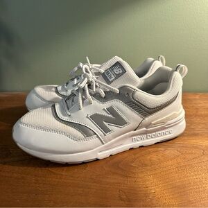 Size 7 - New Balance 997h white women’s athletic casual shoe great condition